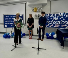 Powiększ zdjęcie Dyrektor%20Wydziału%20Edukacji%20i%20Sportu%20w%20Starostwie%20Powiatowym%20Pani%20Agnieszka%20Budych%20kieruje%20slowa%20do%20młodzieży