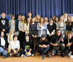 Powiększ zdjęcie Zdjęcie%20grupowe%20uczniów%20przygotowujących%20akademię