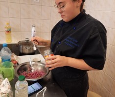 Powiększ zdjęcie Uczniowie%20w%20kuchni%20podczas%20realizacji%20praktycznej%20części%20projektu