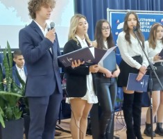 Powiększ zdjęcie Uczniowie występujący podczas akademii