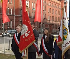 Powiększ zdjęcie Poczet%20sztandarowy%20naszej%20szkoły%20podczas%20obchodów%20Święta%20Niepodległości