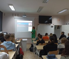 Powiększ zdjęcie Uczniowie%20klas%20IV%20wraz%20z%20Panią%20nauczycielką%20podczas%20spotkania