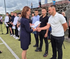 Powiększ zdjęcie Dyrektor Szkoły wręcza dyplomy najlepszym sportowcom