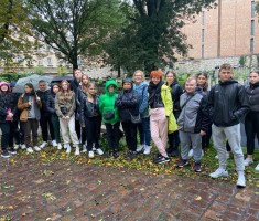 Powiększ zdjęcie Uczniowie%20klasy%204TL%20podczas%20zwiedzania%20Cmentarza%20Żydowskiego