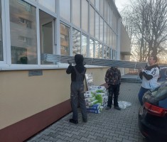 Powiększ zdjęcie Uczniowie%20podczas%20rozładunku%20materiałów%20budowlanych%20przekazanych%20przez%20firmę%20POROMER