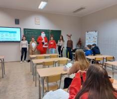 Powiększ zdjęcie Słodki%20poczęstunek%20w%20jednej%20z%20klas