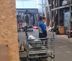 Powiększ zdjęcie Uczennica podczas realizacji zadania na dziale logistycznym