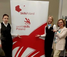 Powiększ zdjęcie Zdjęcie%20przedstawia%20uczestniczki%20Konkursu%20wraz%20z%20nauczycielką
