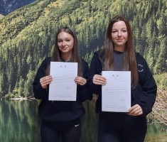 Powiększ zdjęcie Zdjęcie%20przedstawia%20wyróżnione%20uczennice