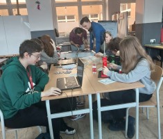 Powiększ zdjęcie Uczestnicy%20projektu%20podczas%20pracy
