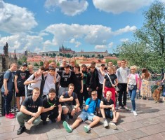 Powiększ zdjęcie Cała%20grupa%20-%20w%20tle%20Hradczany