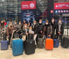 Powiększ zdjęcie Grupa%20uczniów%20na%20lotnisku