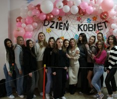 Powiększ zdjęcie Kobiety%20z%20kl.3LE%20na%20tle%20ścianki