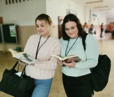 Powiększ zdjęcie Uczniowie podczas akcji