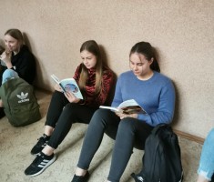 Powiększ zdjęcie Uczniowie podczas akcji