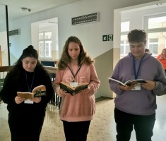 Powiększ zdjęcie Uczniowie podczas akcji