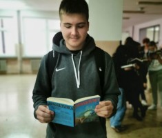 Powiększ zdjęcie Uczniowie podczas akcji