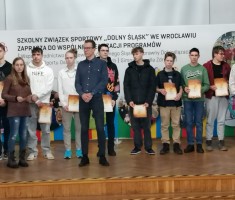 Powiększ zdjęcie Uczestnicy%20finału%20podczas%20ceremonii%20wręczania%20pamiątkowych%20dyplomów%20i%20nagród