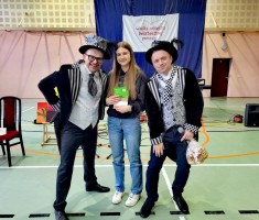 Powiększ zdjęcie Zwyciężczyni jednej z licytacji wraz z prowadzącymi