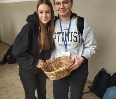 Powiększ zdjęcie Przedstawiciel Samorządu częstuje cukierkami uczniów 