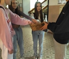 Powiększ zdjęcie Przedstawiciel%20Samorządu%20częstuje%20cukierkami%20uczniów%20
