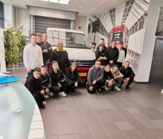 Powiększ zdjęcie Uczniowie w Zakładzie Wolkswagena we Wrześni