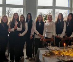 Powiększ zdjęcie Zdjęcie%20przedstawia%20uczestników%20konkursu%20wraz%20z%20nauczycielkami%20hotelarstwa