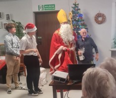 Powiększ zdjęcie Mikołaj rozdaje prezenty mieszkańcom