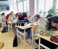 Powiększ zdjęcie Zdjęcie przedstawia uczestników warsztatów