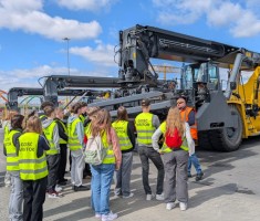 Powiększ zdjęcie Młodzież poznaje Terminal Intermodalny