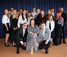 Powiększ zdjęcie Uczniowie klasy 4SGH z wychowawczynią