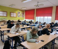 Powiększ zdjęcie Uczniowie%20podczas%20Szkolnej%20Olimpiady%20Wiedzy%20i%20Umiejętności%20Budowlanych