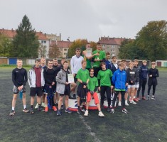 Powiększ zdjęcie Męskie%20sztafety%20na%20i%20przy%20podium