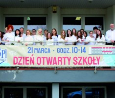 Powiększ zdjęcie zdjęcie%20przed%20Szkołą%20z%20banerem%20zapraszającym%20na%20Dzień%20Otwarty