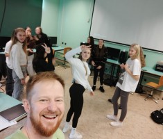 Powiększ zdjęcie Uczniowie wraz z prowadzącym podczas warsztatów