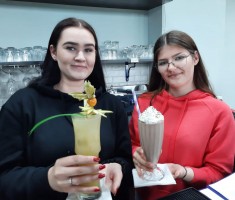 Powiększ zdjęcie zdjęcie ze szkolenia barmańskiego