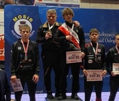 Powiększ zdjęcie Podium%20Mistrzostw%20Polski%20Juniorów%20w%20zapasach%20w%20kategorii%20wagowej%2063%20kg