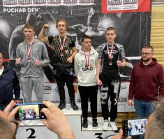 Powiększ zdjęcie Medaliści%20na%20podium